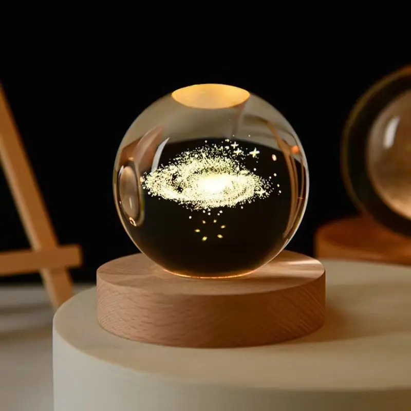 كرة كريستال بإضاءة خشبية مع قاعدة على شكل كرة كروية مرسوم عليها بشكل كروي ثلاثي الأبعاد بالليزر لنظام الطاقة الشمسية كرة بإضاءة ليلية ليد