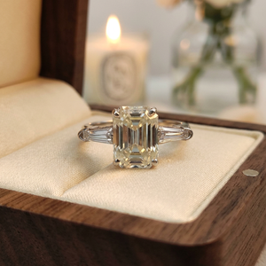 Anillo de Compromiso y Boda de Oro Sólido de 14k con Diamante Cultivado en Laboratorio de Corte Esmeralda de 2ct VVS/VS, Certificado por IGI - Product Image 1
