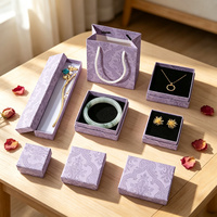 Boîtes à bijoux rigides haut de gamme avec logo personnalisé, doublure en éponge et impression offset pour l'emballage de colliers, bagues et boucles d'oreilles
