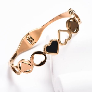 Bracelet manchette ouverte en acier inoxydable plaqué or 18 carats avec breloque cœur creux de 0,3 mm pour femme, bijou décontracté/sportif pour soirée - Product Image 2