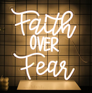 Dormitorio Oficina Letrero de neón motivacional Fe sobre el miedo en Vintage Script Alimentado por USB - Product Image 5