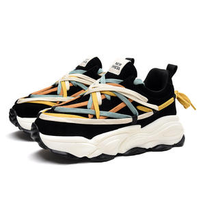 โรงงานรองเท้าขายส่ง รองเท้าคู่แฟชั่นใหม่ ฤดูใบไม้ผลิ/ฤดูร้อน ปี 2026  หน้าผ้าหนังกลับ พื้นหนา รองเท้าลำลองผู้ชายสุดเทรนด์ - Product Image 1