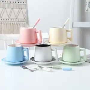 Креативная цветная глазурная керамическая кофейная чашка и блюдце послеобеденный чай с ложкой Подарочная Пара кружек