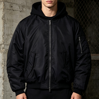 Veste d'hiver pour homme en nylon noir uni personnalisée, avec poche utilitaire, fermeture éclair, style streetwear rétro, veste bomber à capuche