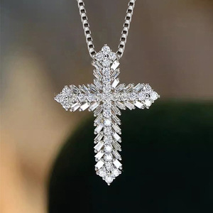Collana con Ciondolo a Croce in Argento 925 Placcato Rodio con Cristalli Baguette e Strass, Catena Unisex Religiosa Cristiana - Product Image 1