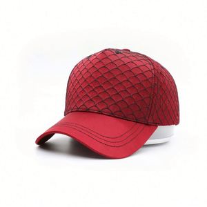 Casquettes de baseball personnalisées 5 panneaux pour femmes, style hip-hop, doublure en satin rouge, motif écailles de poisson tendance, en tissu courant - Product Image 1