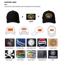 Cappellino da Baseball Gotico con Croce e Strass, Dettagli Metallici Multicolore, Visiera in Camoscio, Regolabile, Stile Streetwear, 5 Pannelli