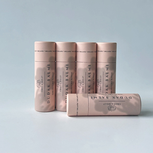 Tube de baume à lèvres en papier noir 100% recyclé, biodégradable, écologique, en forme de cylindre, avec système push-up - Product Image 3