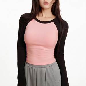 เสื้อยืดแขนยาวทรงแร็กแลนสำหรับผู้หญิงแบบ OEM สไตล์ Y2K สีสันตัดกัน ทรงเข้ารูป คอกลม เสื้อครอปท็อป สตรีทแวร์ลำลอง รุ่น TKAN8100 - Product Image 1