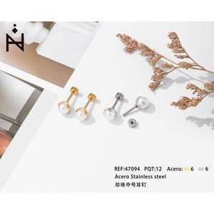 Boucles d'oreilles clous moyennes Tk Pearl 6 mm en acier inoxydable plaqué or, fausse perle, minimalistes, unisexe, pour usage quotidien - Product Image 1