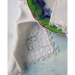 Set di Quattro Tovaglioli in Lino Ricamati con Pizzo Mirellas, Eleganti Tovaglioli per Cena/Aperitivo da Tavola - Product Image 3