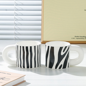 Mug en céramique minimaliste moderne, motif rayé noir et blanc, poignée épaisse, compatible micro-ondes et lave-vaisselle, usage général - Product Image 1