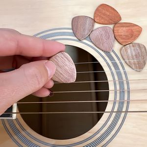 Eco-friendly plettro per <span class=keywords><strong>chitarra</strong></span> in legno massello naturale lucidato Regalo per il 5 ° anniversario per lui o il suo artigianato artigianale in legno - Product Image 6