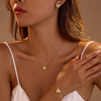 Parure de bijoux en acier inoxydable plaqué or 18 carats PVD avec collier pendentif cœur irrégulier en perle de coquillage, bracelet et boucles d'oreilles ouvertes pour femme élégante