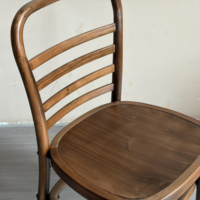Chaise de salle à manger moderne en bois de noyer massif de style mid-century avec dossier en lattes courbées - Utilisation commerciale pour hôtels et restaurants