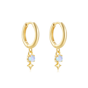Boucles d'oreilles Huggie ROXI en argent sterling 925 plaqué or 18 carats, motif étoile géométrique, opale, tendance, bijoux de fiançailles et de mariage - Product Image 1