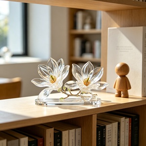 Ornamento in Resina Trasparente con Fiore <span class=keywords><strong>di</strong></span> Magnolia e Stami Dorati, Elegante Decorazione da Scrivania e Regalo - Product Image 4