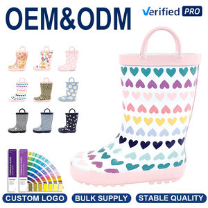 Bottes de pluie personnalisées pour enfants, bottes en caoutchouc imperméables pour tout-petits avec poignées de traction, fabricant OEM - Product Image 1