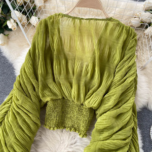 เสื้อเบลาส์ผู้หญิงผ้าชีฟองอัดจีบคอวีสีพื้น - Product Image 6