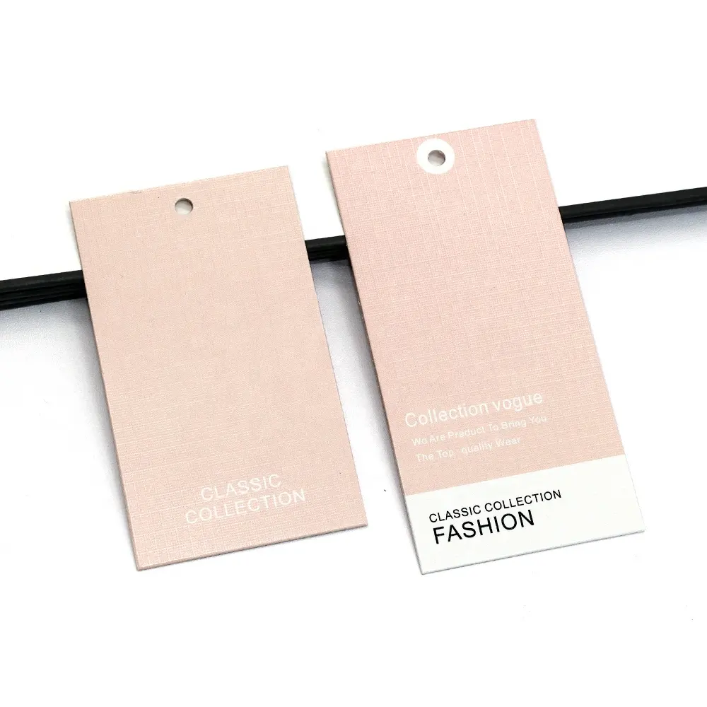 उच्च गुणवत्ता लक्जरी कस्टम रुको टैग नई डिजाइन गत्ता क्राफ्ट पेपर परिधान स्विंग टैग लेबल लटका टैग के साथ अपनी खुद की लोगो