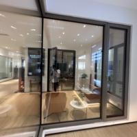 Fenêtre à battant en verre trempé à ouverture verticale en bois recouvert d'aluminium sur mesure de haute qualité avec un design moderne pour salle de bain