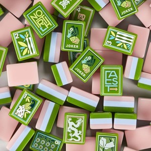 Ensemble <span class=keywords><strong>de</strong></span> Mahjong américain <span class=keywords><strong>de</strong></span> luxe <span class=keywords><strong>Verdant</strong></span> Meadow : Tuiles vertes botaniques modernes avec motifs Paon, Bambou, Art Floral et Cartes Joker personnalisées. - Product Image 2