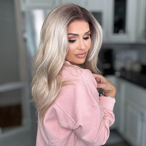 Pelucas sintéticas frontales transparentes HD 13x4 de alta calidad al por mayor, rubio ceniza con reflejos blancos, onda natural, flequillo cortina, resistentes al calor - Product Image 1