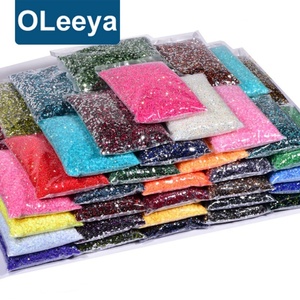 Venta al por mayor de más de 75 colores de diamantes de imitación de resina transparentes con base plateada, diamantes de imitación planos para uñas, diseños de transferencia. - Product Image 2
