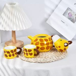 M 3D Girafe <span class=keywords><strong>Animal</strong></span> Mug Cartoon Café Lait Thé Théière En Céramique <span class=keywords><strong>Tasse</strong></span> Avec Couvercle Cuillère Ensemble Cadeau D'anniversaire Pour Amis Filles Enfants - Product Image 4