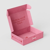 Boîte d'expédition en carton ondulé personnalisée. Papier kraft rose pour boîtes d'expédition de vêtements, logo personnalisé