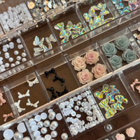 Accesorios de Nail Art Estilo Influencer, Set de 12 Compartimentos, con Adornos Metálicos, Perlas, Cristales Transparentes, Flores de Rosa, Lazos y Diamantes de Imitación para Uñas