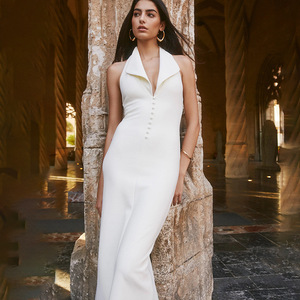 Robe longue moulante à col licou et revers, sans manches, dos nu, coupe ajustée, taille naturelle, boutons, élégante pour soirée - Product Image 1