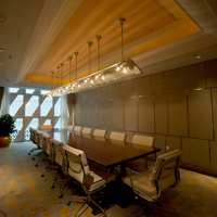 Lustre linéaire moderne de luxe, suspension en verre côtelé, luminaire personnalisé en laiton pour salle de conférence d'hôtel, idéal pour les projets