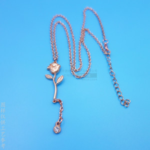 Collier en métal 3D finement sculpté en forme de rose, pendentif en alliage de zinc or rose, bijou fantaisie en forme de fleur, cadeau, ras-de-cou tendance - Product Image 3