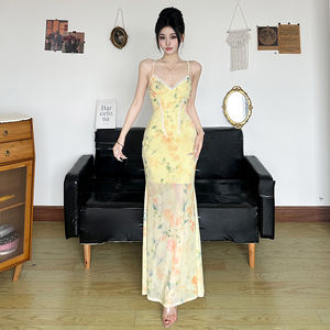 Vestido Maxi Estilo Campestre Francés con Estampado Floral Amarillo, Cuello en V, Cintura con Corsé Falso, Corte Ajustado, Espalda Cruzada y Cola de Pez para Vacaciones en Resort - Product Image 1