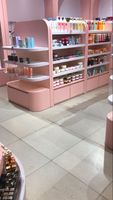 Meubles de magasin de cosmétiques en bois personnalisés modernes et tendance, présentoir à parfums rose sur mesure pour l'agencement de magasin de maquillage