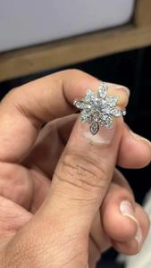 Bague de fiançailles en diamant rond de 2 carats cultivé en laboratoire, halo floral, or blanc 14 carats, E VS1, bijoux fins élégants - Product Image 3
