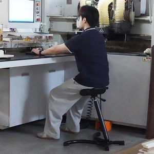 Silla de laboratorio Hewei IC179 con altura ajustable, asiento de espuma PU antiestática para uso en salas limpias - Product Image 1