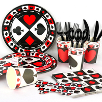 Articles de fête sur le thème des cartes à jouer : Assiettes en carton, gobelets, serviettes, nappe, guirlande, chapeaux en papier, boîtes à popcorn, masques