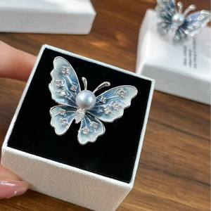 Broches de Moda de Alta Gama Estilo Vacaciones de Verano, Aretes de Zirconia con Diseño de Gota de Mar Azul Salado y Mariposa, con un Diseño Fresco y Original - Product Image 2