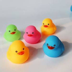 Xj458 Mini canard flottant en caoutchouc personnalisé avec logo et forme, jouet de bain sonore pour enfant, cadeau promotionnel, vente en gros - Product Image 5