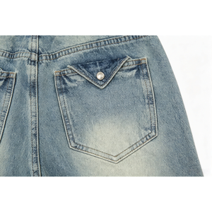 Pantalon en jean ample et large, délavé bleu clair, style vintage tendance, avec patchwork et poches zippées, idéal pour le streetwear et le quotidien - Product Image 6