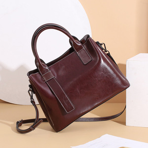 กระเป๋าโท้ทหนังหลากสีเรียบง่ายและมีสไตล์ - Product Image 4