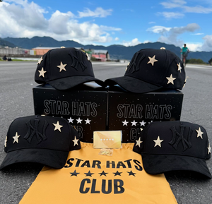 Disponibile all'ingrosso Cappello trucker in camoscio a 5 pannelli con visiera larga, con strass e logo in metallo X Corridos Tumbados X Ct - Product Image 1