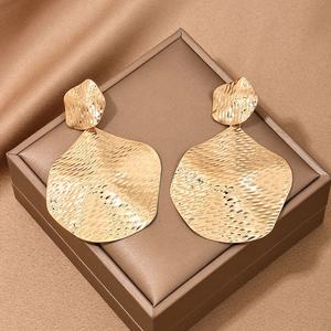 ต่างหูทรงใบบัวแบบโลหะสไตล์ยุโรปและอเมริกา 1 คู่ สำหรับผู้หญิง เหมาะสำหรับงานพรอมและงานปาร์ตี้ - Product Image 2