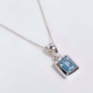 สร้อยคอเงินสเตอริ่ง925เครื่องประดับอัญมณีสีฟ้าโทแพซมรกตตัดเป็น925ทำด้วยมือ - Product Image 1