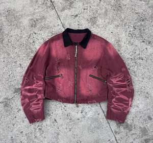 سترة عمل رجالية من الدنيم والقماش بتصميم مخصص ممزق ومغسول بأسلوب قديم مزين بالألماس والأحجار الكريمة بسحاب أمامي على طراز ديترويت - Product Image 4