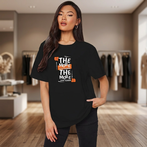 เสื้อยืดคอกลมแขนสั้นสีดำสำหรับผู้หญิง พิมพ์ลายโลโก้ตัวอักษร สวมใส่สบายทรงหลวม ผ้าฝ้ายเจอร์ซีย์ 100% ระบายอากาศได้ดี น้ำหนักเบา 180 กรัม - Product Image 1