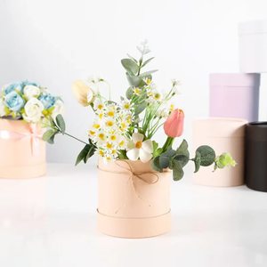 Caja de flores cilíndrica hecha a mano, de cartón rígido color marfil, con cinta para ramos, se aceptan pedidos personalizados. - Product Image 1