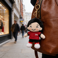 Porte-clés en peluche personnalisé pour garçon, mascotte de footballeur avec ballon, maillot rouge et impression de logo, vente en gros, certifié EN71